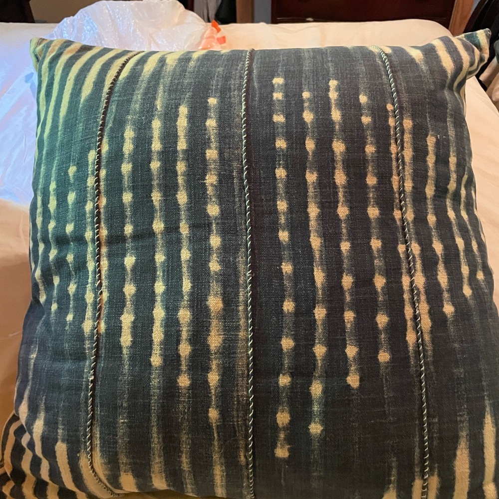 Two large Pottery Barn Blue and Cream Pillows NWOT - Picture 3 of 6